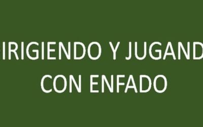 Dirigiendo y jugando con enfado